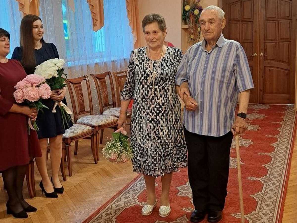 Под марш Мендельсона пара вошла в зал торжественных регистраций.