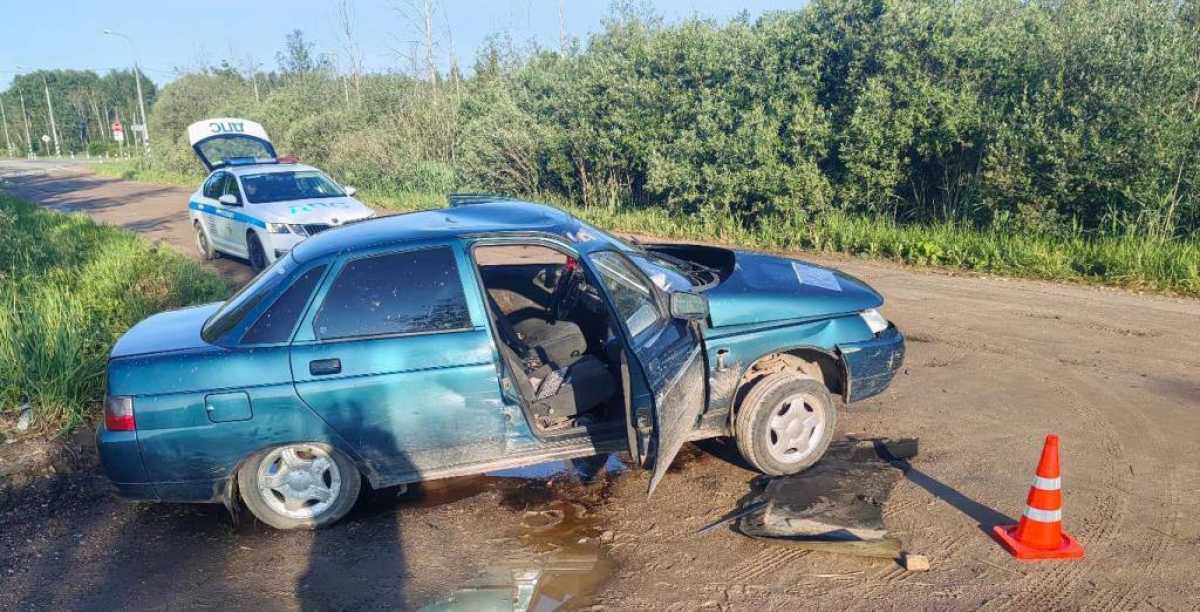 Водитель машины с телесными повреждениями доставлен бригадой скорой медицинской помощи в Новгородску