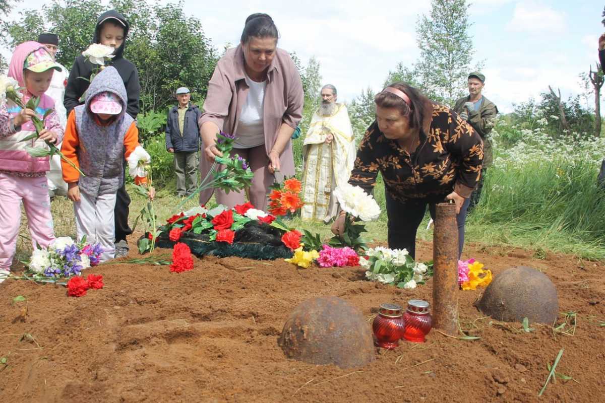На торжественно-траурной церемонии память павших воинов почтили минутой молчания.