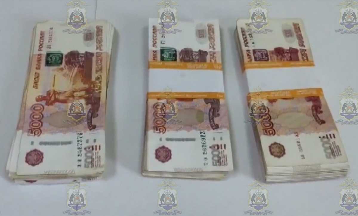 Курьер мошенников перевозил почти 1,5 млн рублей.