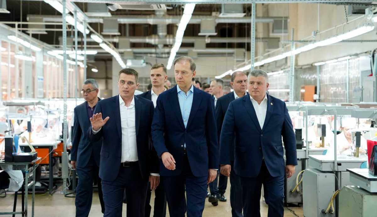 Денис Мантуров посетил промышленные предприятия региона.
