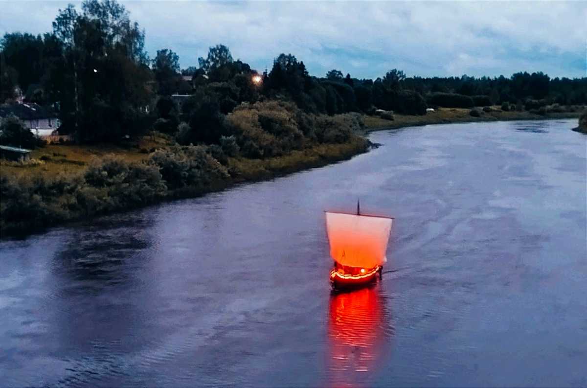 «Алые паруса» — российский праздник выпускников средних общеобразовательных школ.