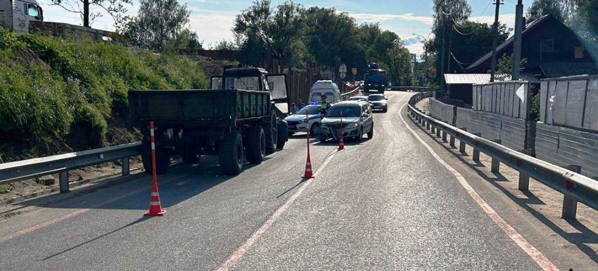 Водитель трактора скончался на месте происшествия.