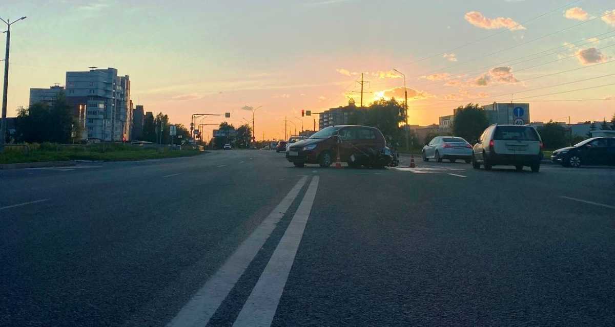 Бригада скорой помощи доставила мотоциклиста в областную больницу.