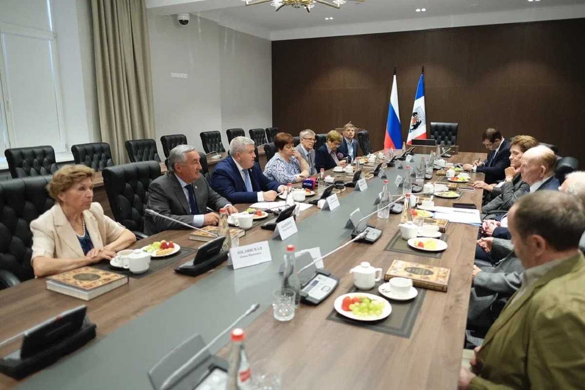 Встреча была приурочена к 81-й годовщине образования Новгородской области.