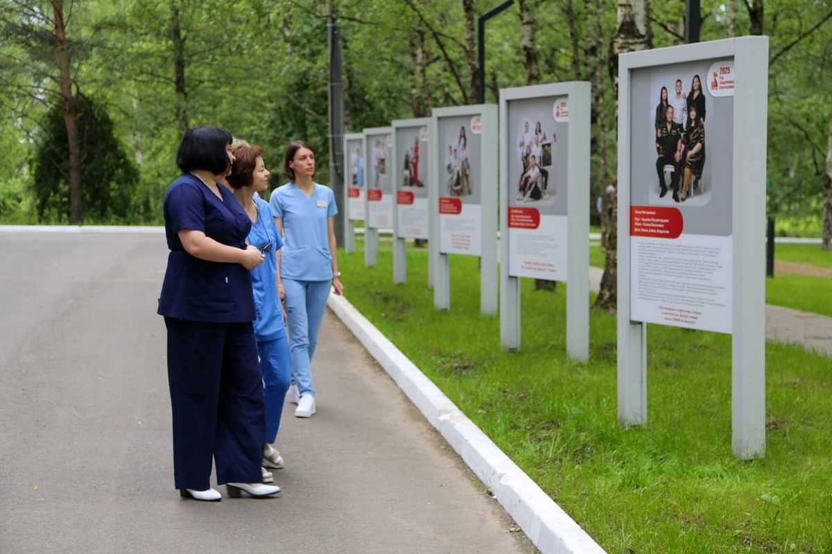 В Год защитника Отечества аллею украсили фотопортретами семей участников СВО.