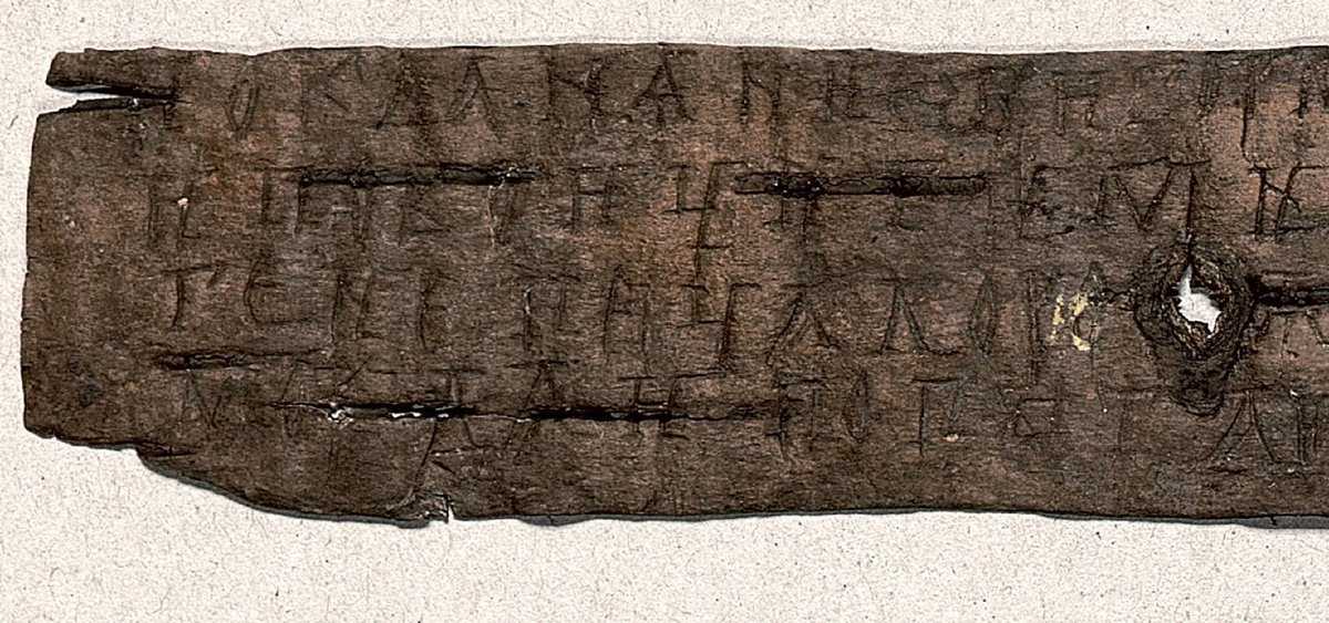 Берестяную грамоту №717 нашли на Троицком раскопе в Великом Новгороде в слоях XII века.