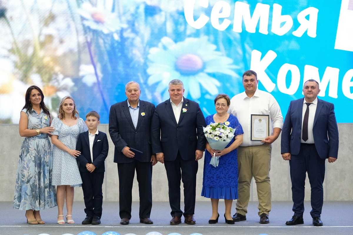 Новгородским семьям вручили государственные и региональные награды.