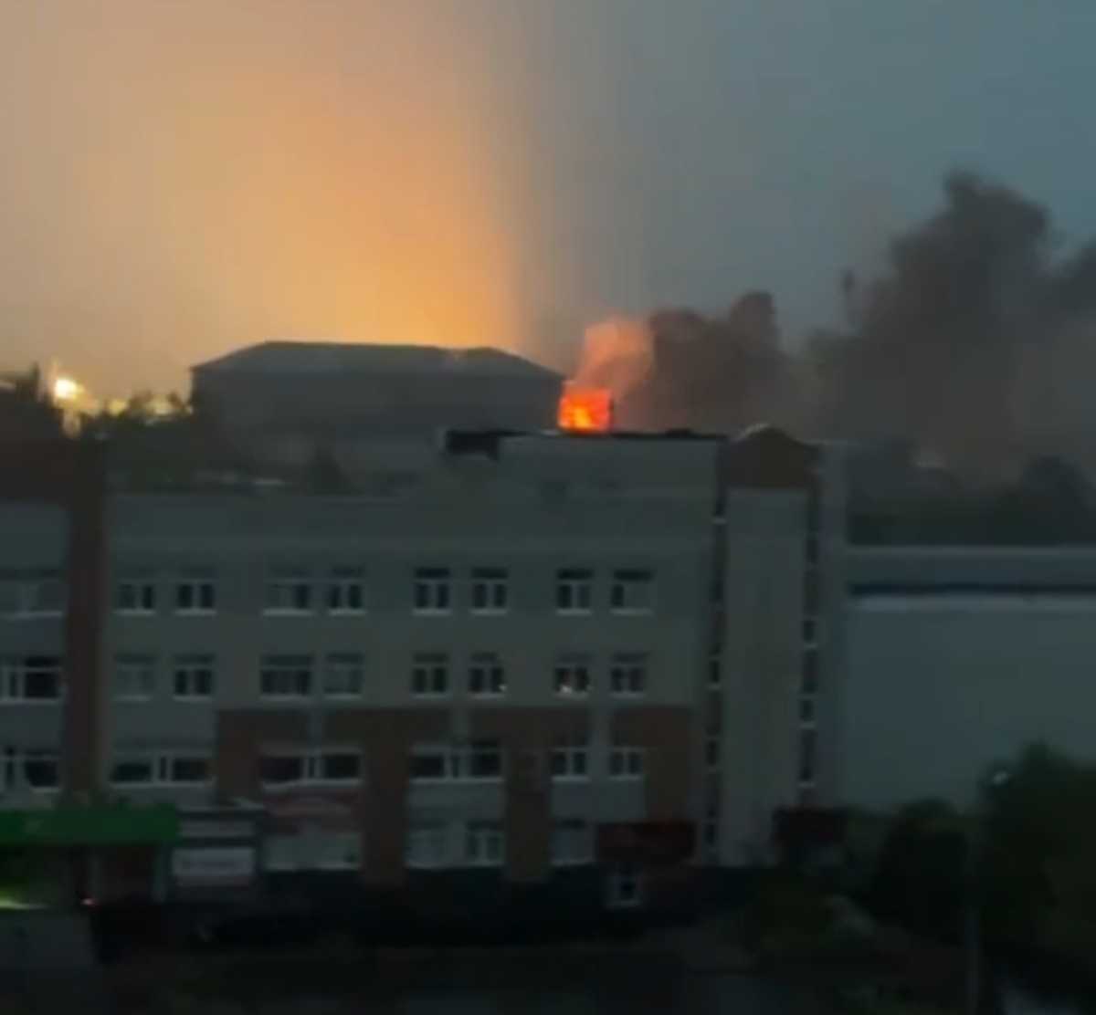 На месте ЧП работают все службы пожаратушения и аварийные бригады.