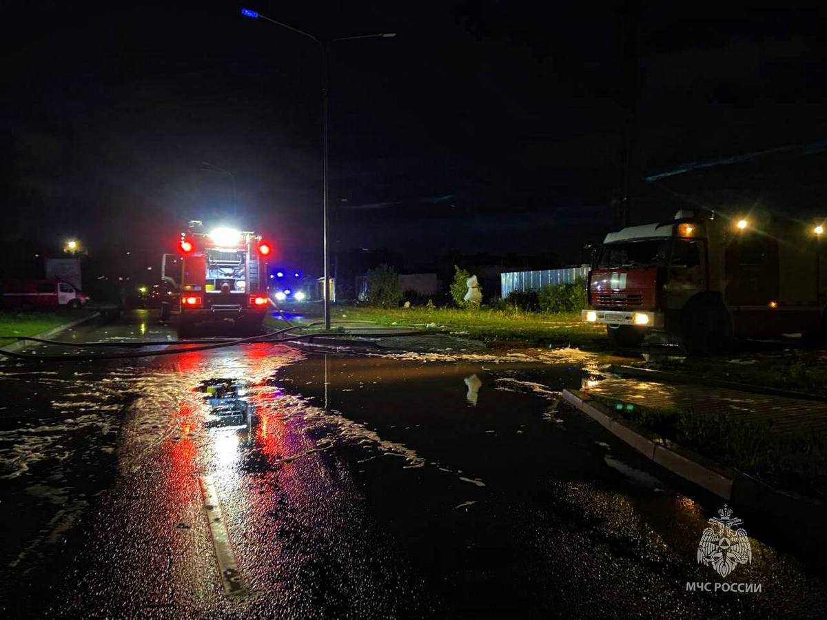 В тушении были задействованы девять единиц техники и 50 человек.