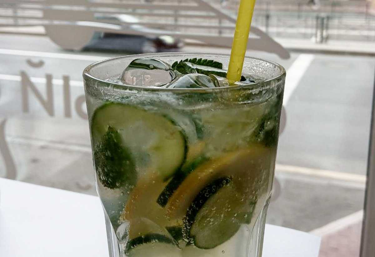 Лучше всего пить обычную чистую воду, зелёный чай или свежевыжатые соки.