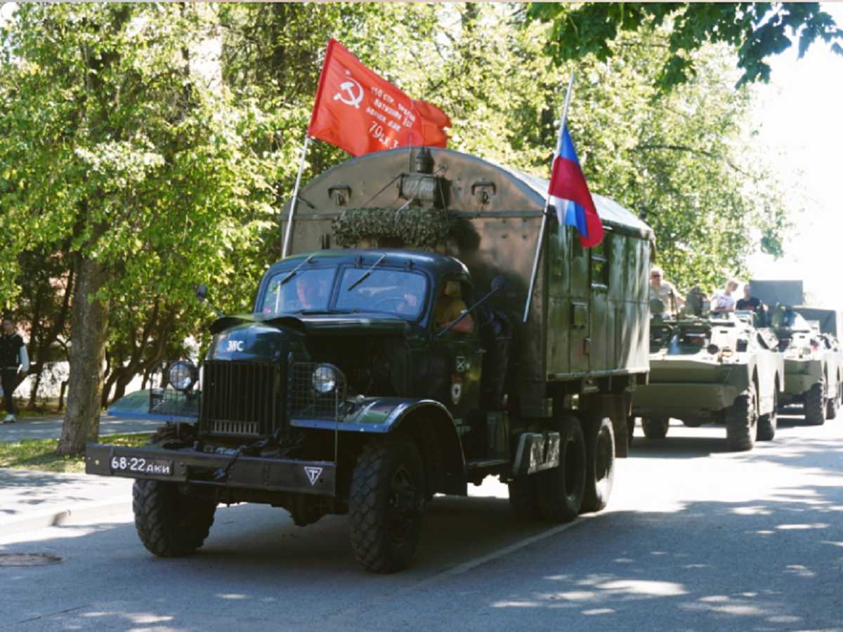 Бронепробег сделал остановку у стелы «Город воинской славы».