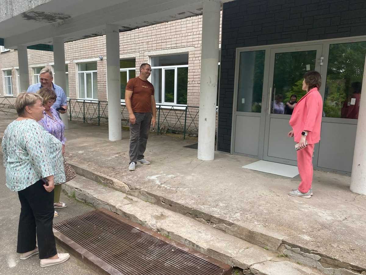 В здании школы заменили окна и входные двери.