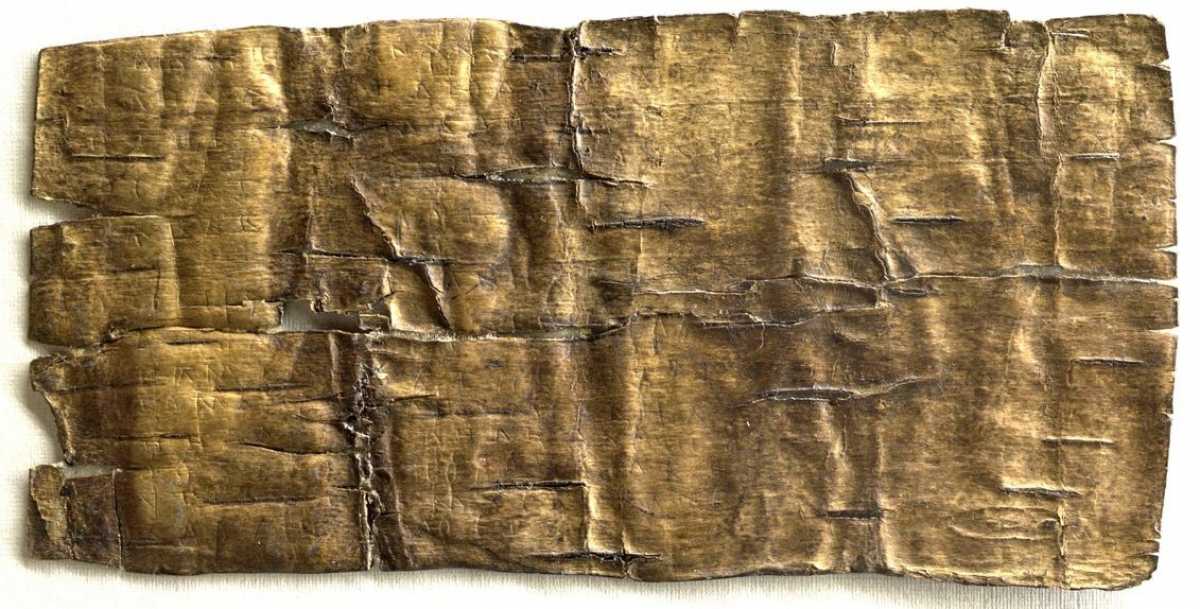 Берестяную грамоту №724 нашли на Михаилоархангельском раскопе в Великом Новгороде в слоях XII века.