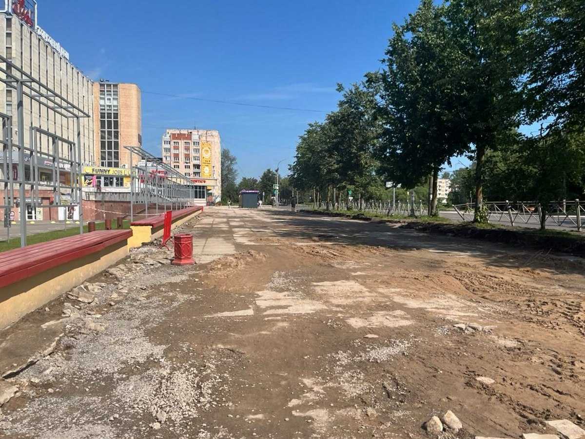 Сейчас подрядчик демонтирует старую тротуарную плитку.