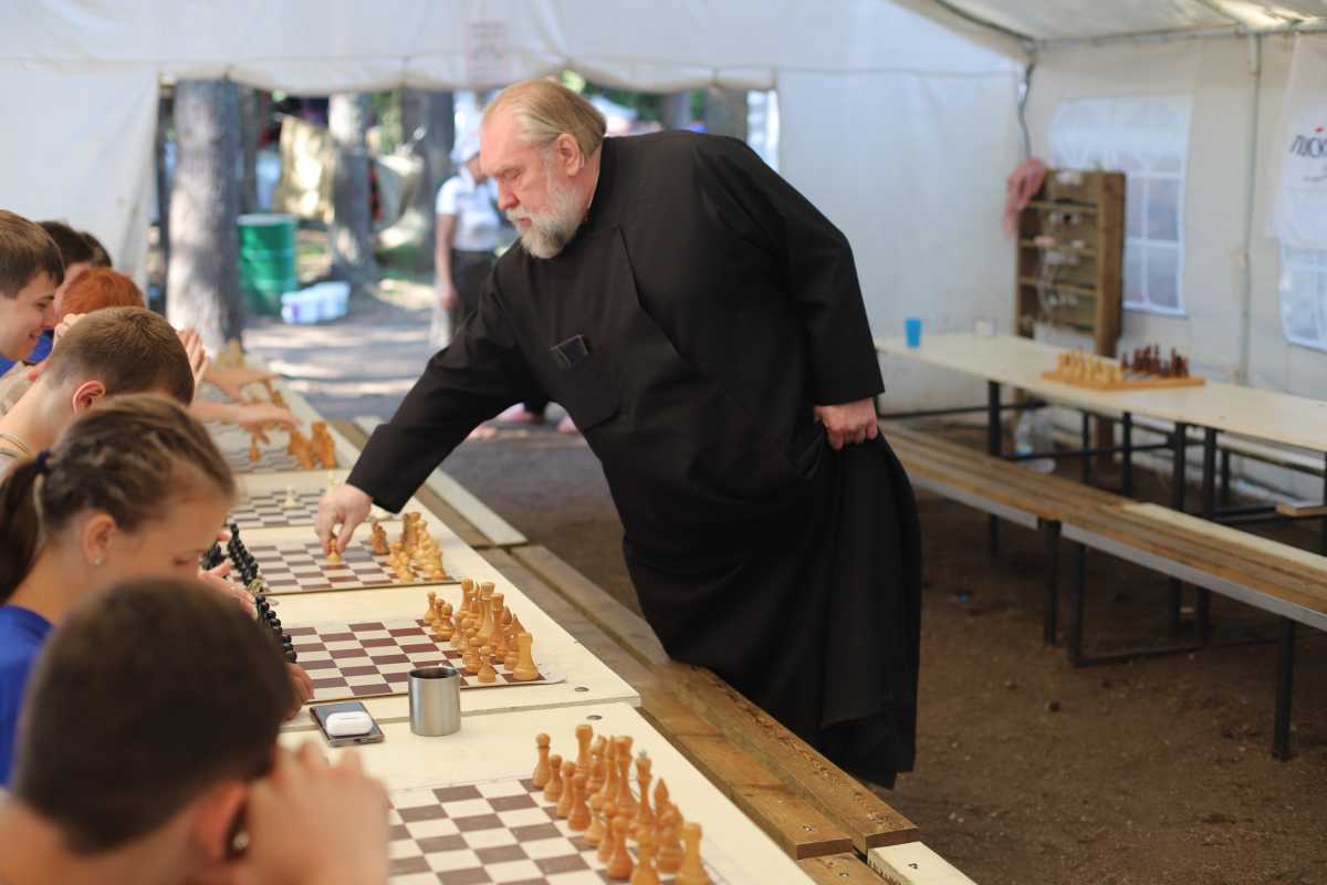 Свои силы против опытного игрока пробовали 11 юных шахматистов.