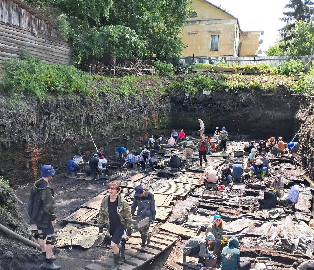 Раскопки проводит Старорусская археологическая экспедиция Центра археологических исследований НовГУ