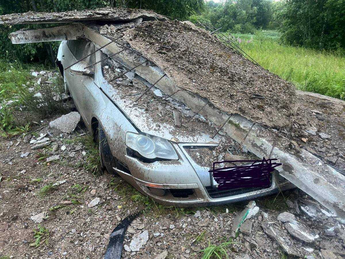 Автомобиль врезался в дорожные знаки и автобусную остановку.