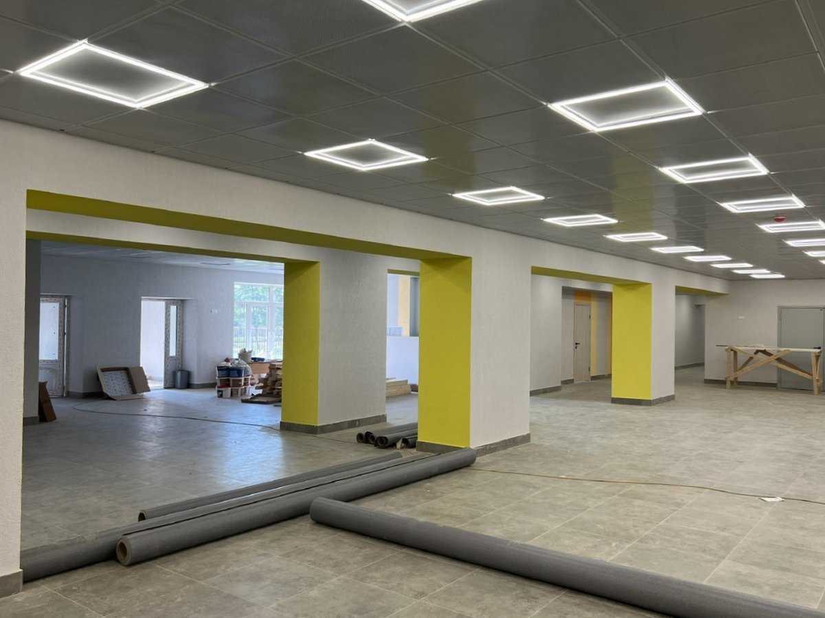 Цветовую гамму для отделочных работ в школе выбирали вместе с учениками и их родителями.