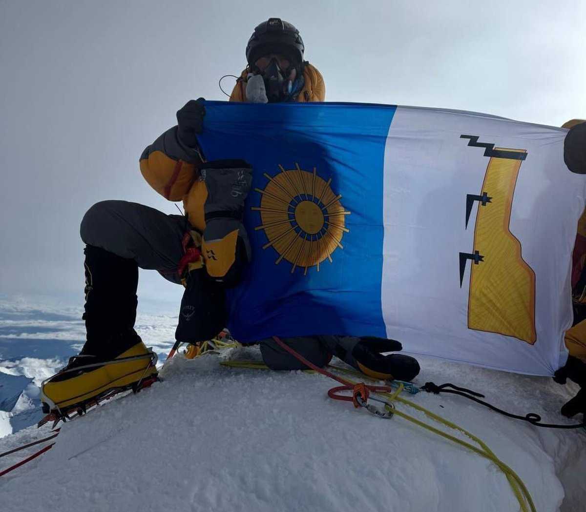 Своё восхождение Станислав посвятил родным Боровичам.