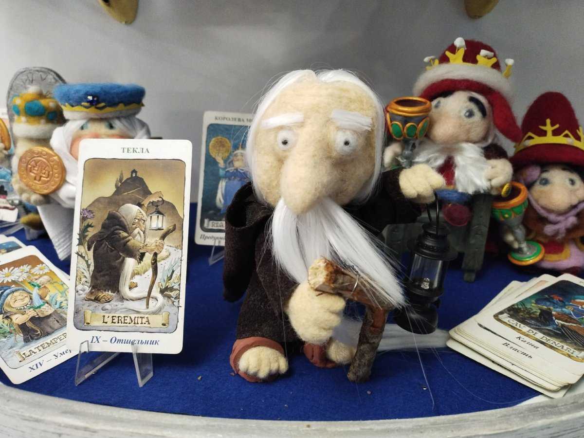На выставке можно увидеть персонажей карт Таро – гномов.
