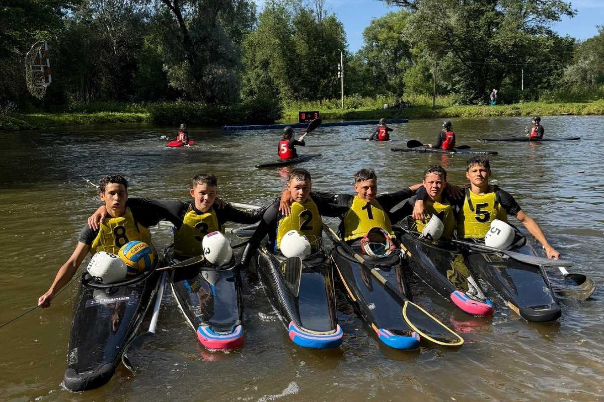 Кануполисты тренируются под руководством Олега Кузьмина.