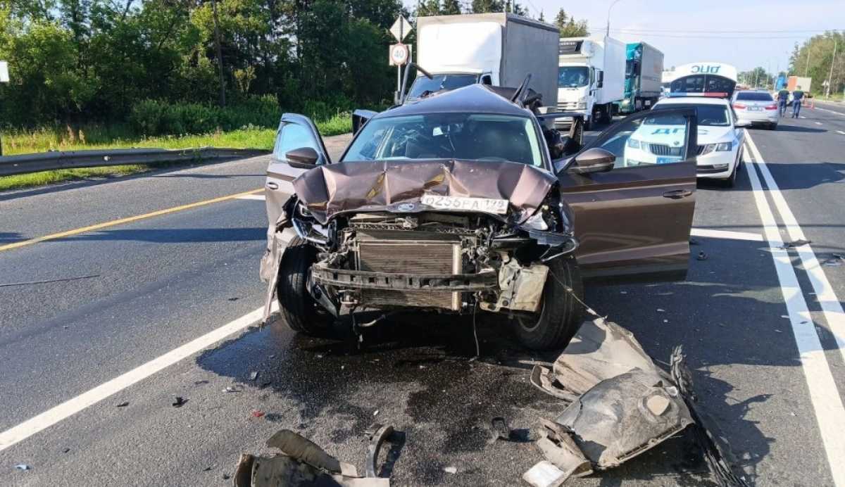 На месте аварии работают сотрудники Госавтоинспекции.