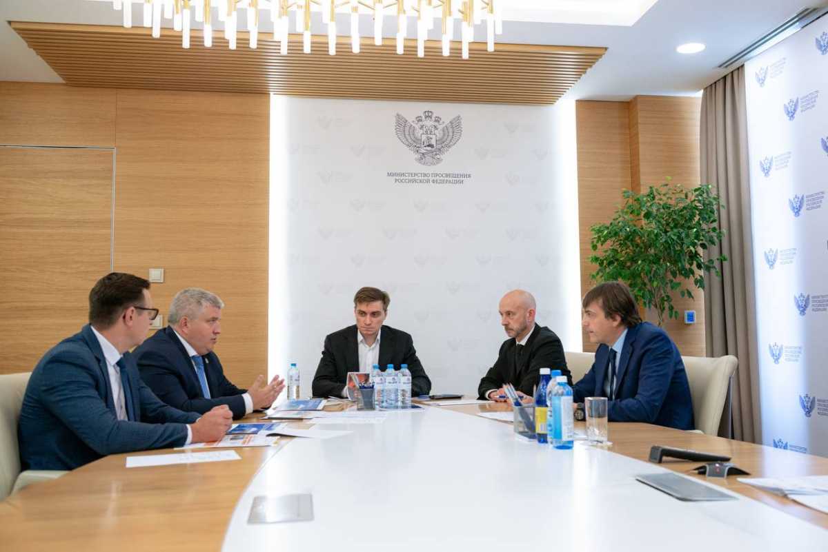 Александр Дронов доложил министру просвещения РФ Сергею Кравцову о подготовке к ЧВТ.