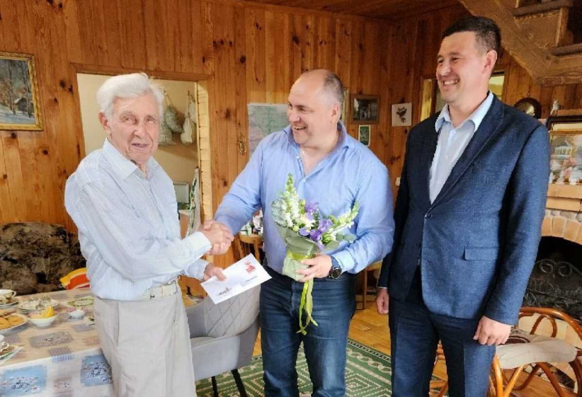 Юрий Стадэ пожелал юбиляру крепкого здоровья, бодрости и оптимизма.