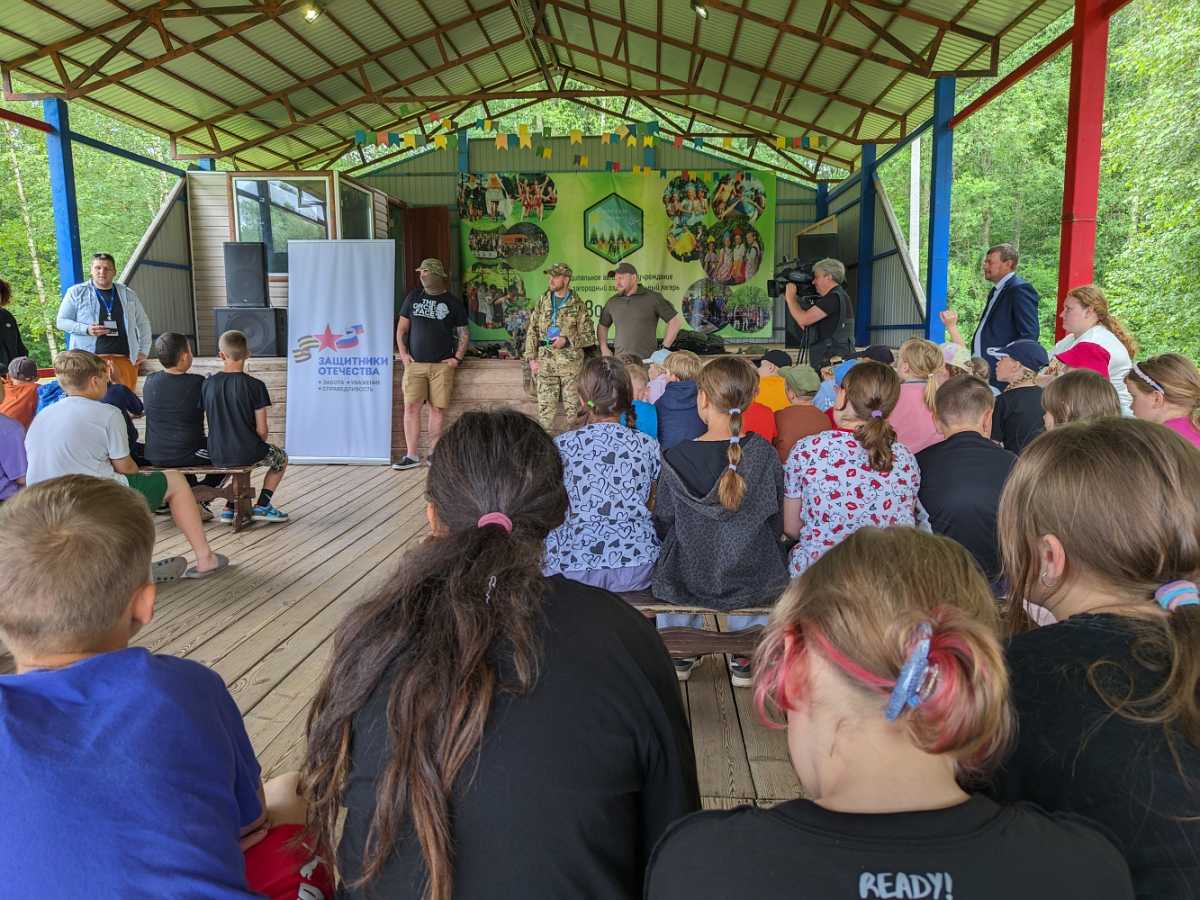 На летней террасе лагеря состоялась беседа о русских воинах.