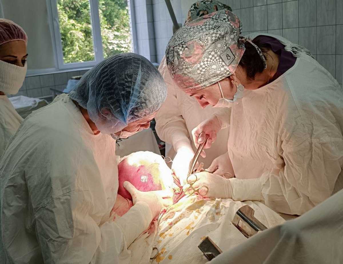 Благодаря мастерству гинекологов и анестезиологов операция прошла успешно.