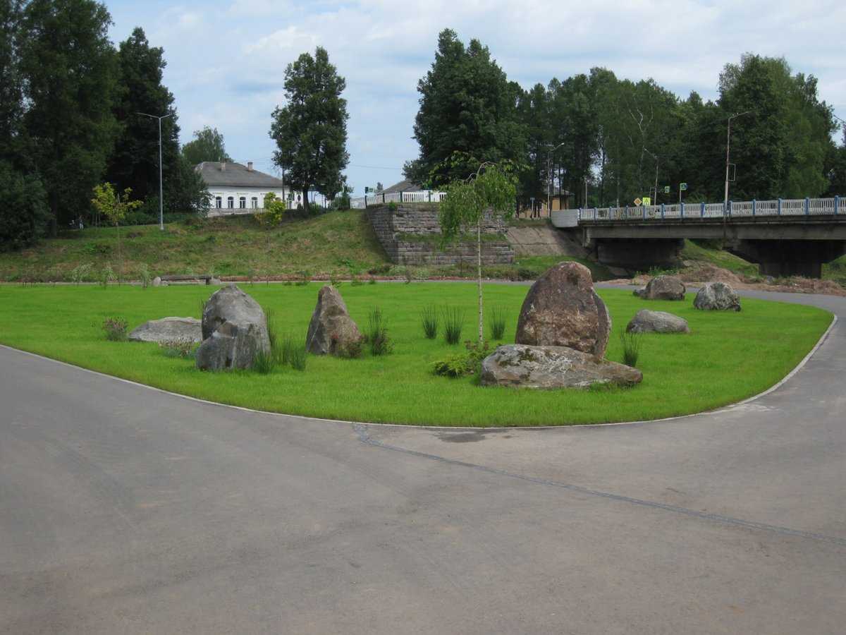 Благоустройство набережной реки Явонь в Демянске началось в 2023 году.