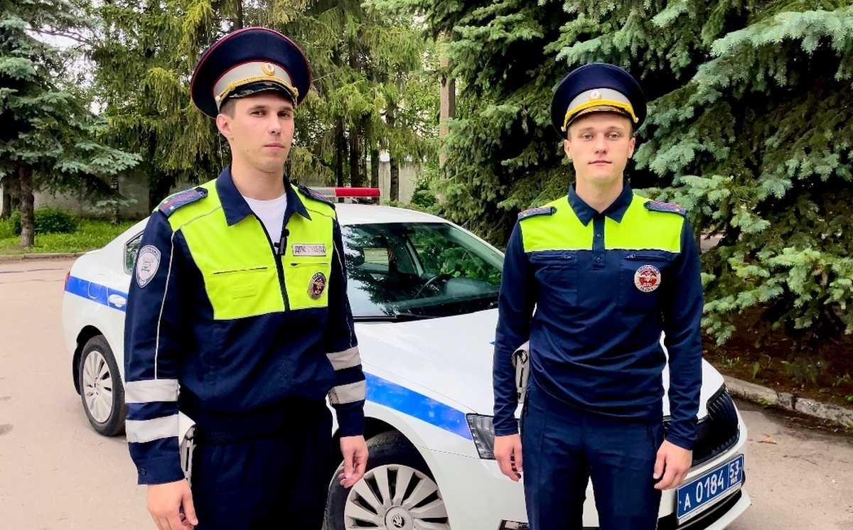 Включив проблесковые маячки, инспекторы ДПС быстро доставили пострадавшего в больницу.