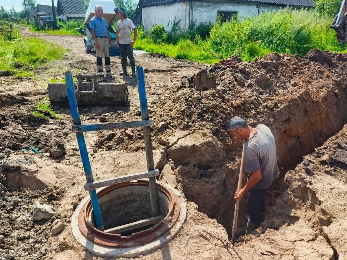 Рабочие приступили к прокладке новых трубопроводов.