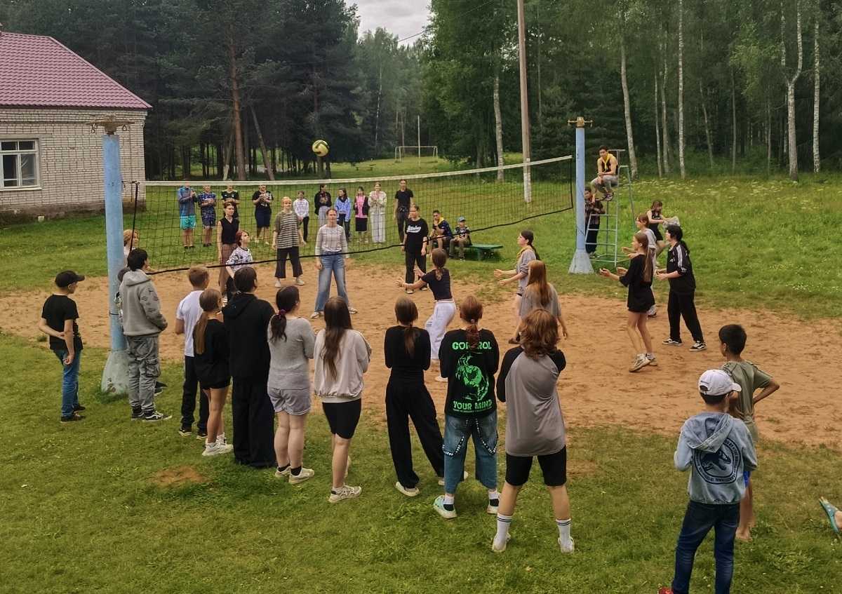 Обстановка в лагере спокойная, детям обеспечен надлежащий уход и внимание.