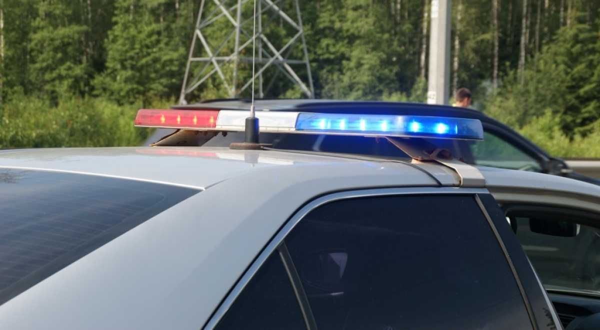 Помимо обгона и опережения спецтранспорта, запрещается параллельно двигаться по соседней полосе с та