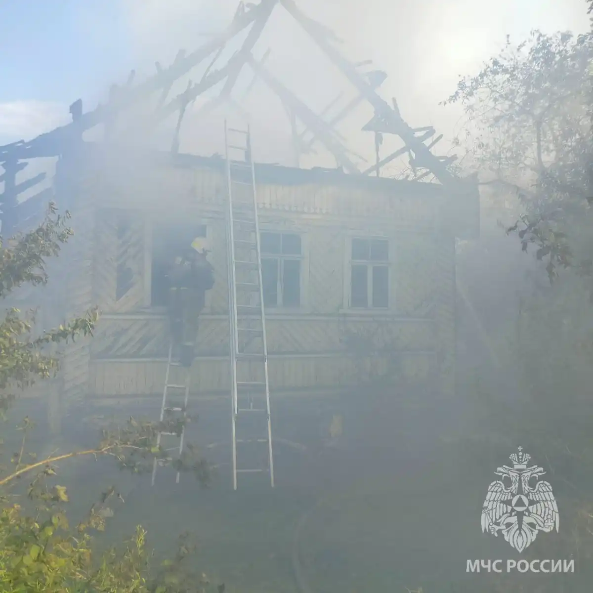 На данный момент пожар локализован. Тушение продолжается.