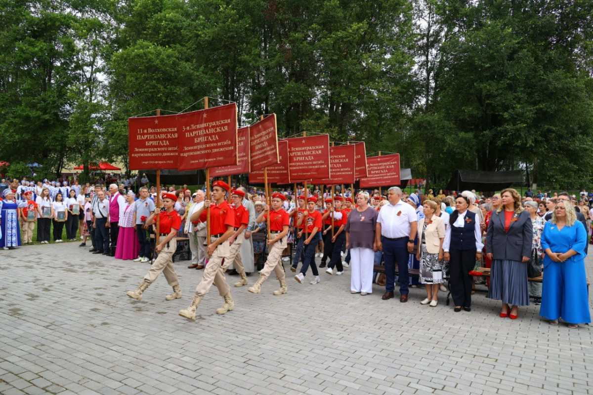 Знамя победы, флаг Российской Федерации и штандарты ленинградских партизанских бригад по площади про