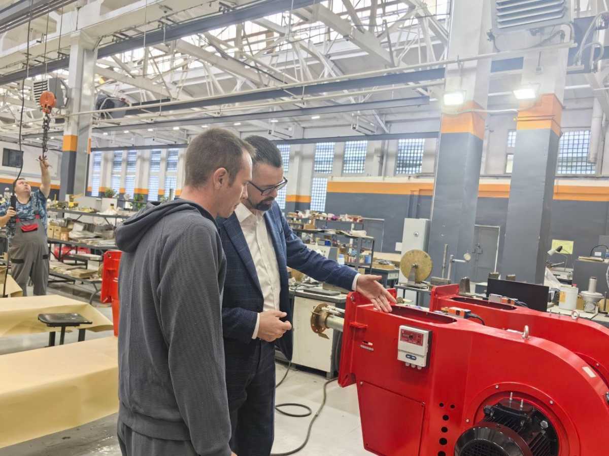 Роман Ефимов знакомится с историей завода, ассортиментом продукции и особенностями производственных