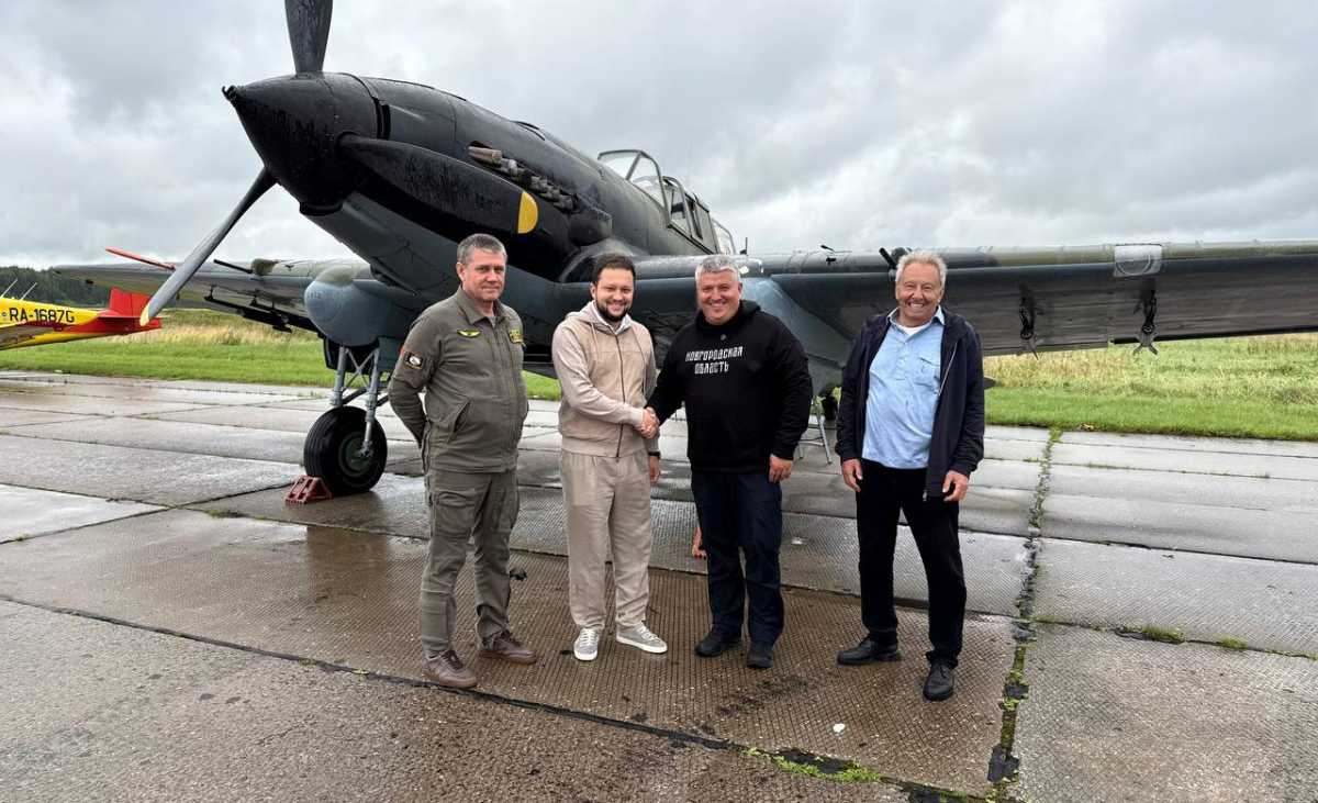 Дмитрий Ядров и Александр Дронов сфотографировались на память на фоне легендарного штурмовика Ил-2.