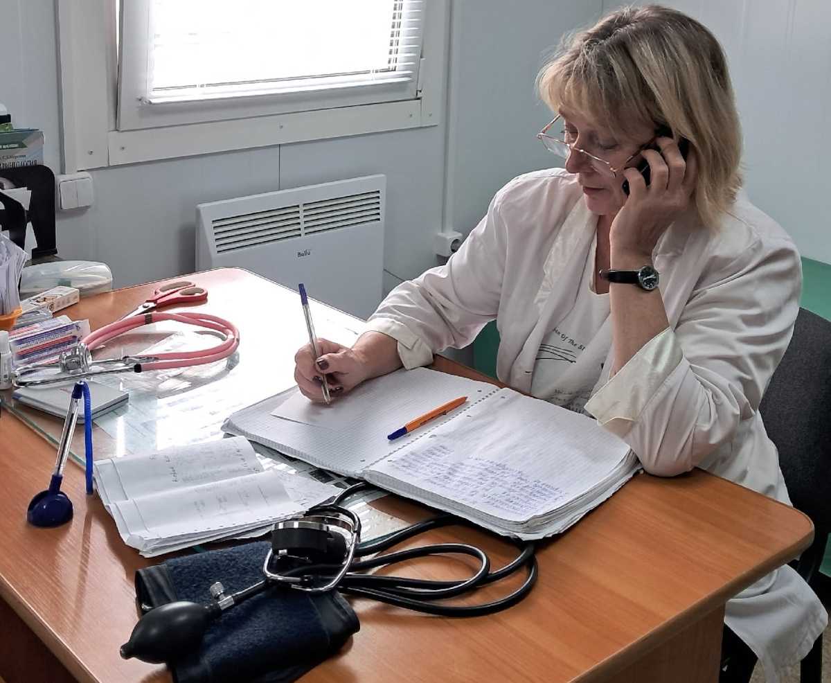 Елизавета Юрьевна по телефону консультирует пациента.