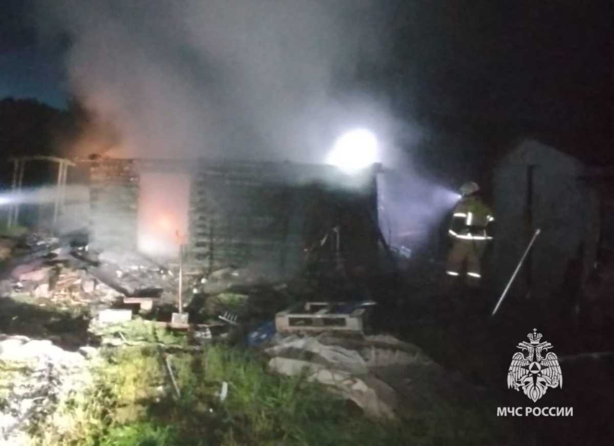 В Хвойной пожарные тушили мусор и старый нежилой дом.