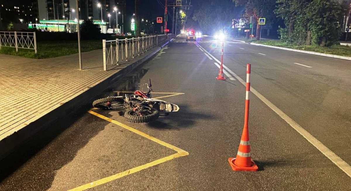 Водитель питбайка и переходившая дорогу девушка получили травмы.