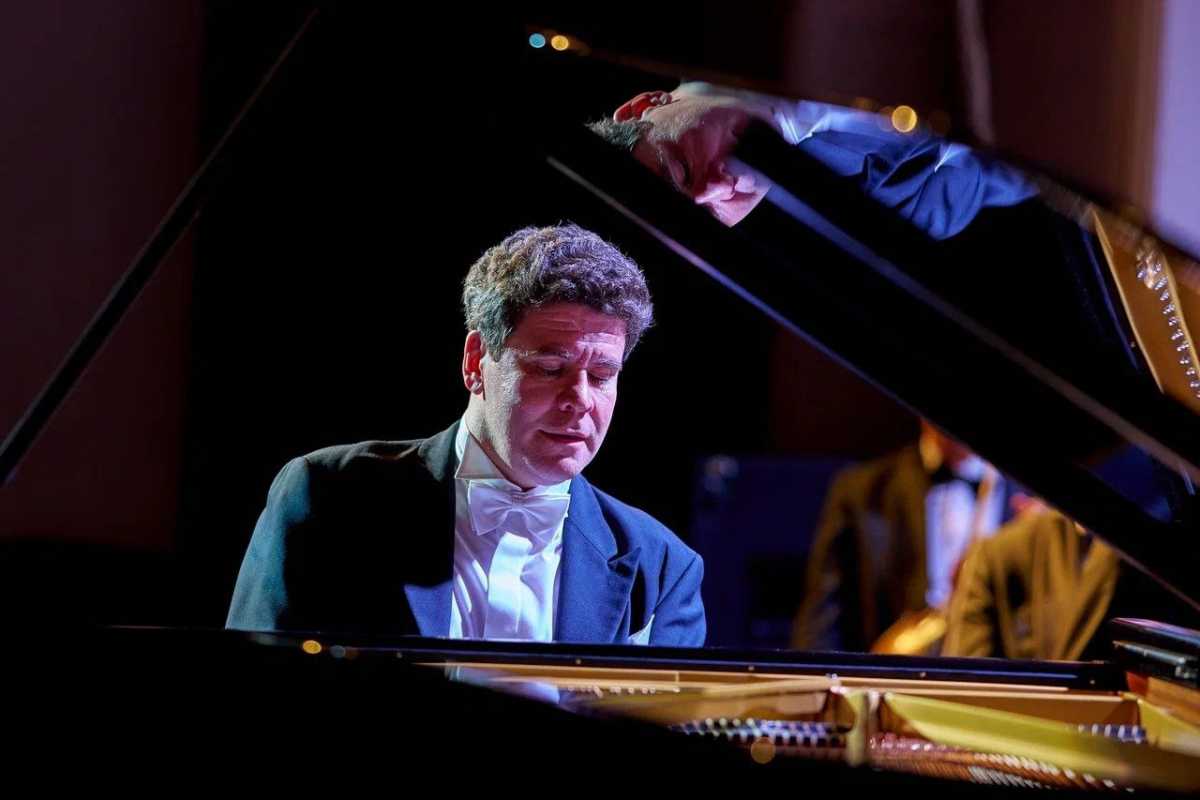 Благотворительный фонд «Новые имена» имени Иветты Вороновой возглавляет российский пианист, Народный