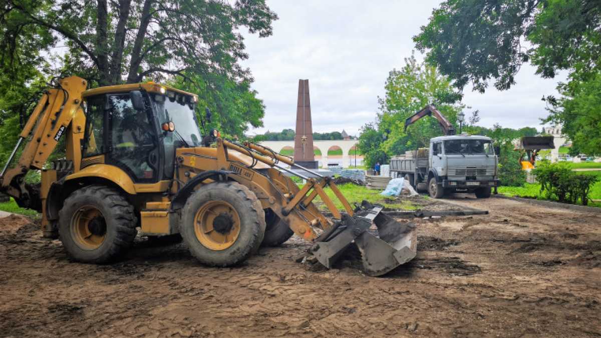 Мэр Великого Новгорода Александр Розбаум проверил ход ремонтных работ на территории Ярославова двори
