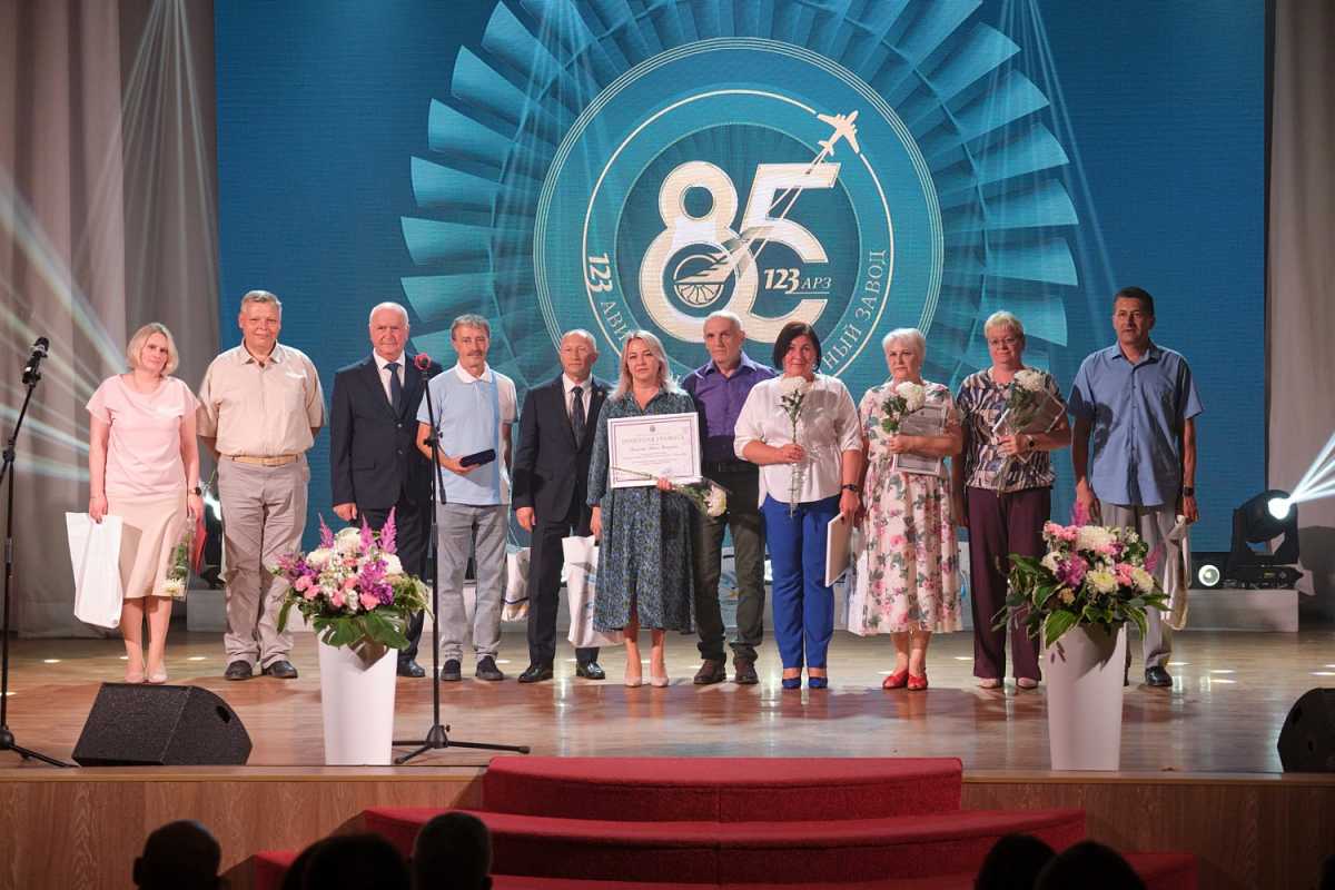 На встрече наиболее отличившимся сотрудникам 123 АРЗ вручили награды.
