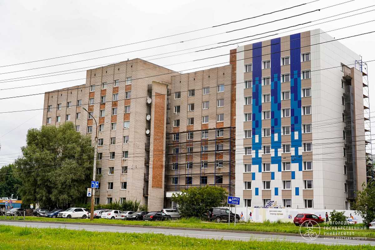 На данный момент завершена внешняя облицовка корпуса Б и идёт подготовка к внутренней отделке и напо