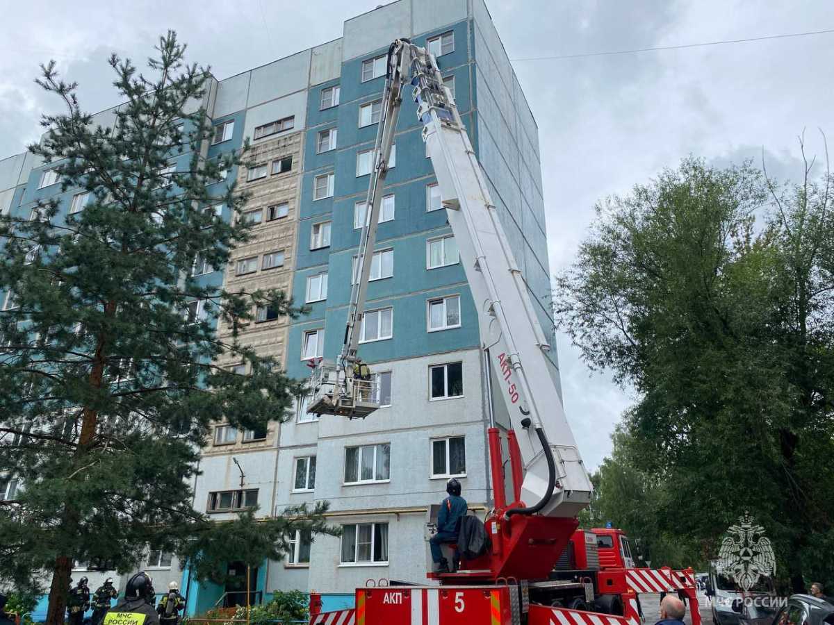 В ходе учения спасатели эвакуировали жильцов дома, в том числе двух «пострадавших».