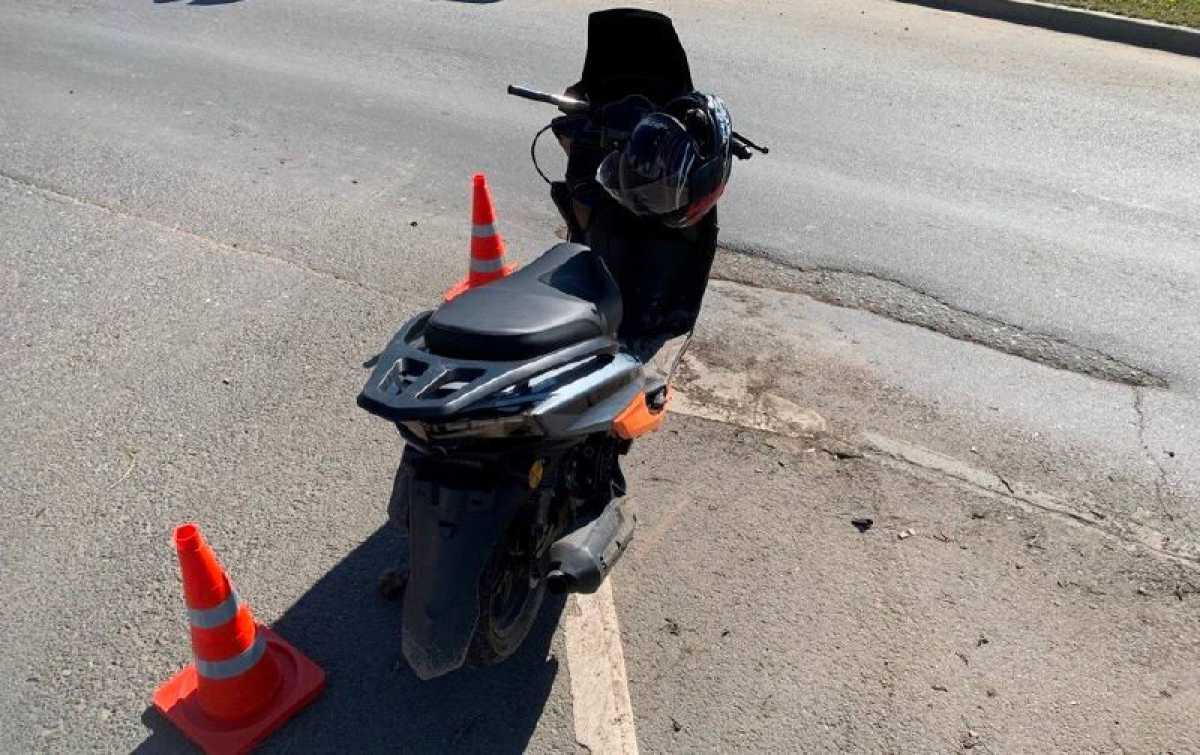 Мотоциклист не имел водительских прав.