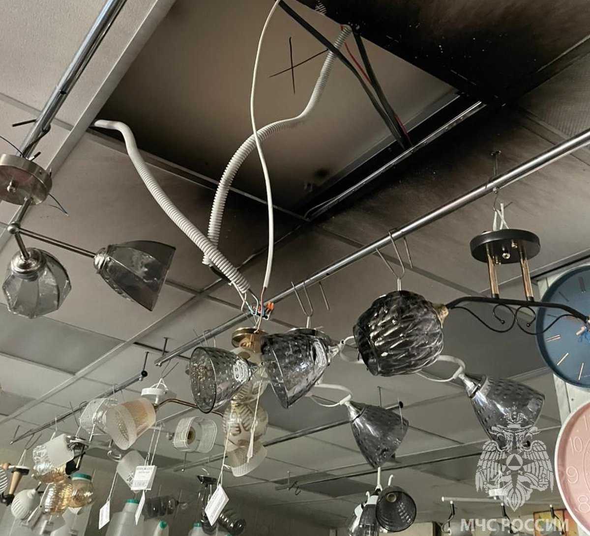 Возгорание в магазине светильников потушили до прибытия пожарных.